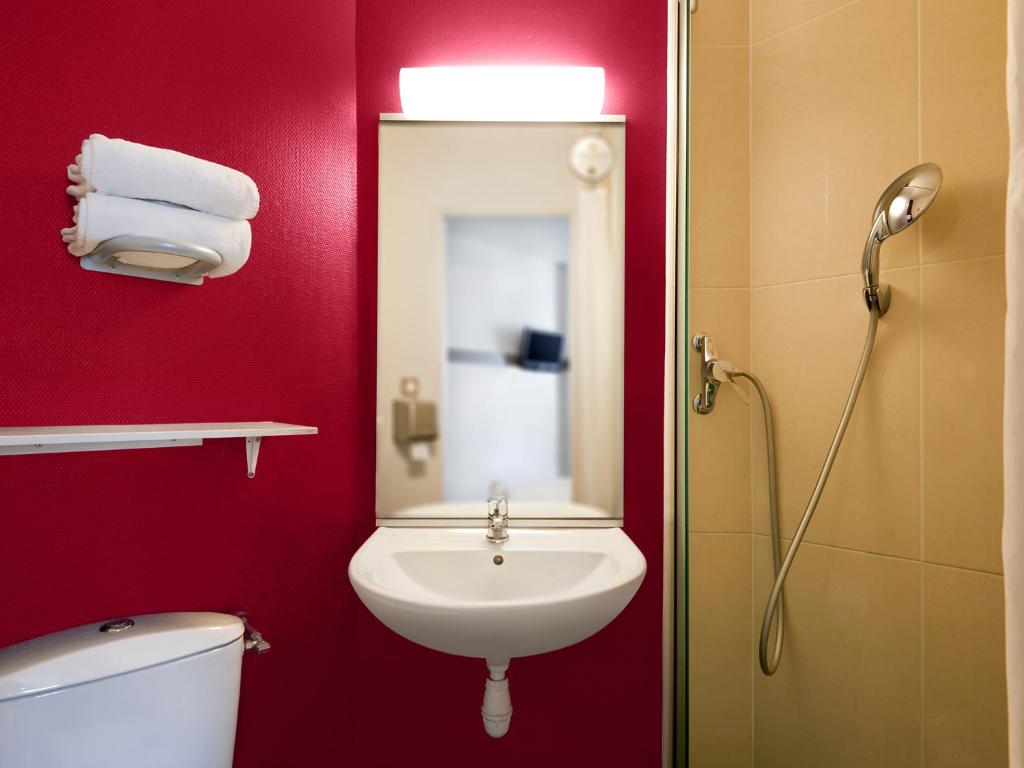 Koupelna v ubytování B&B HOTEL Montélimar Nord