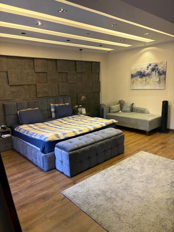 une grande chambre avec un lit et un canapé dans l'établissement Townhouse, au Caire
