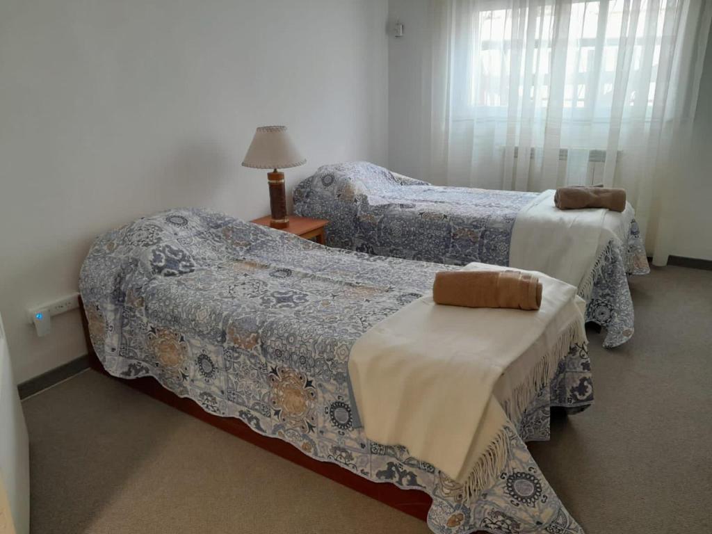 two beds in a room with two beds sidx sidx sidx at Espacio Comodoro P in Comodoro Rivadavia