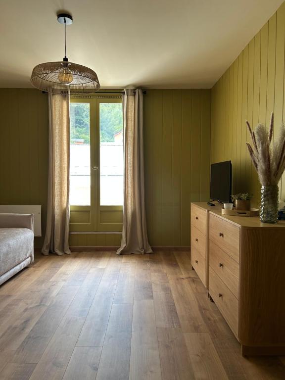 TV a/nebo společenská místnost v ubytování Appartement avec terrasse, vue panoramique