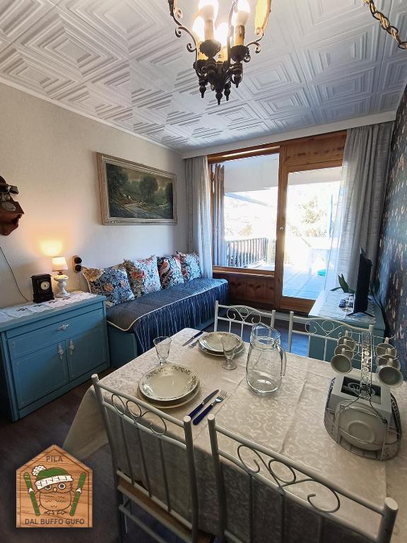 a living room with a table and a couch at Dal Buffo Gufo in Pila