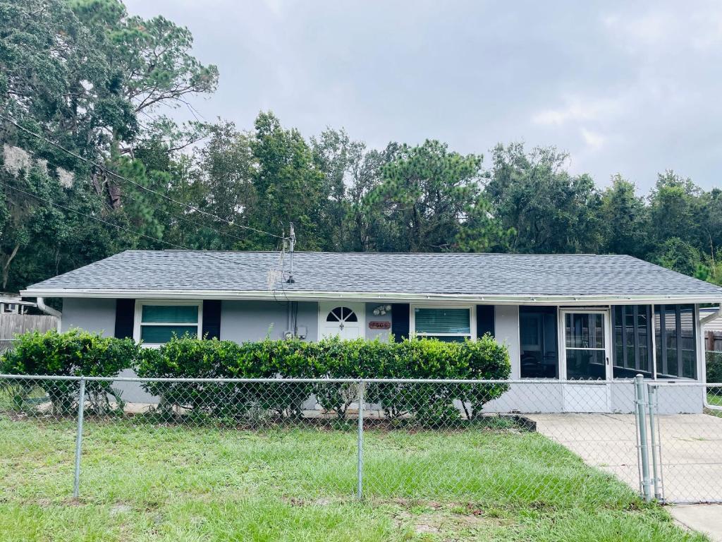una casa con una valla delante en Chazzdoorway 2rooms 1 bathroom Duplex, en Homosassa