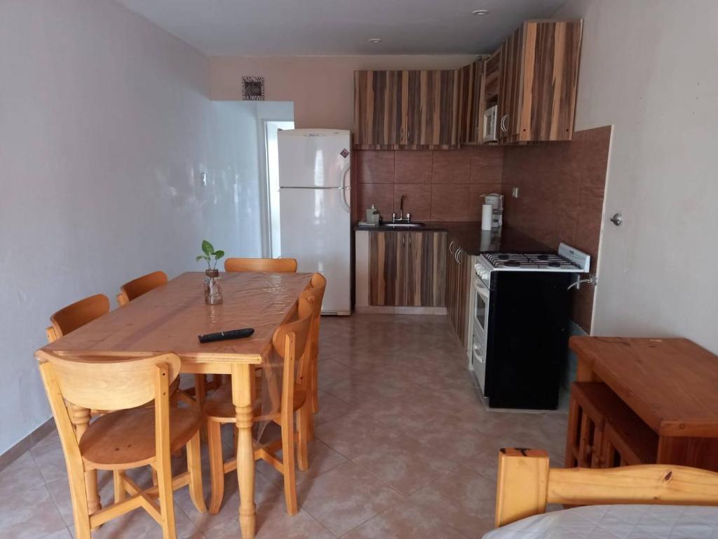 Una cocina o zona de cocina en Departamentos El Silvio