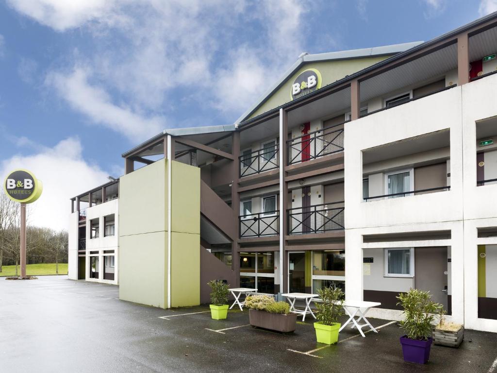 una vista exterior de un edificio en B&B HOTEL Vannes Est Golfe du Morbihan, en Vannes