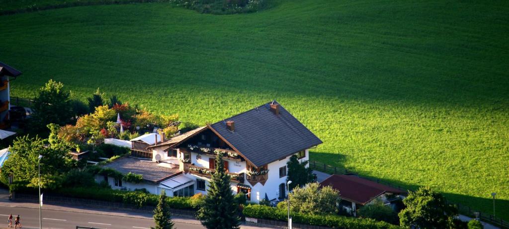 een overzicht van een huis in een veld bij Haus Tirolerland in Oetz