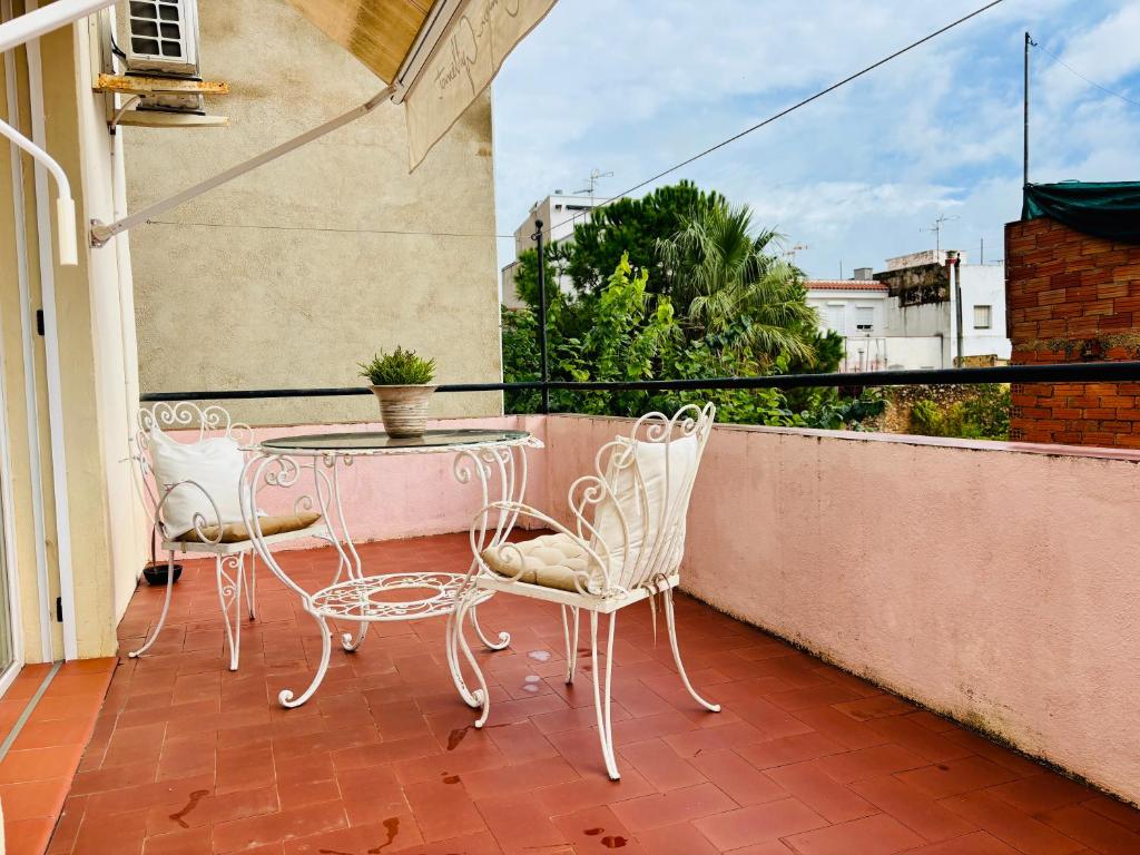 a balcony with a table and chairs on a balcony at Carmen Guillemot in Alcanar