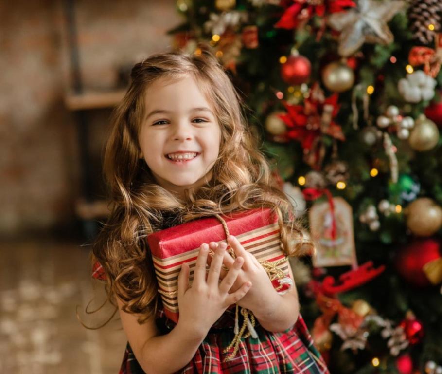 カスポッジョにあるSweet Homeのクリスマスプレゼントを持つ少女