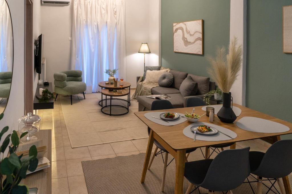 Central Chic Thessaloniki apartment with Balcony