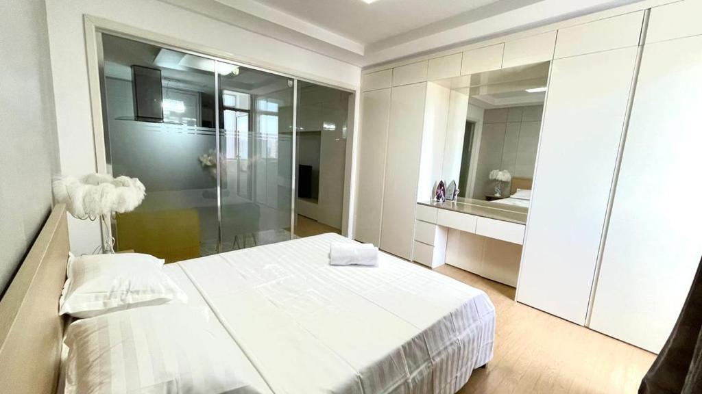 a white room with a bed and a bathroom at Korkem in Zhezdi