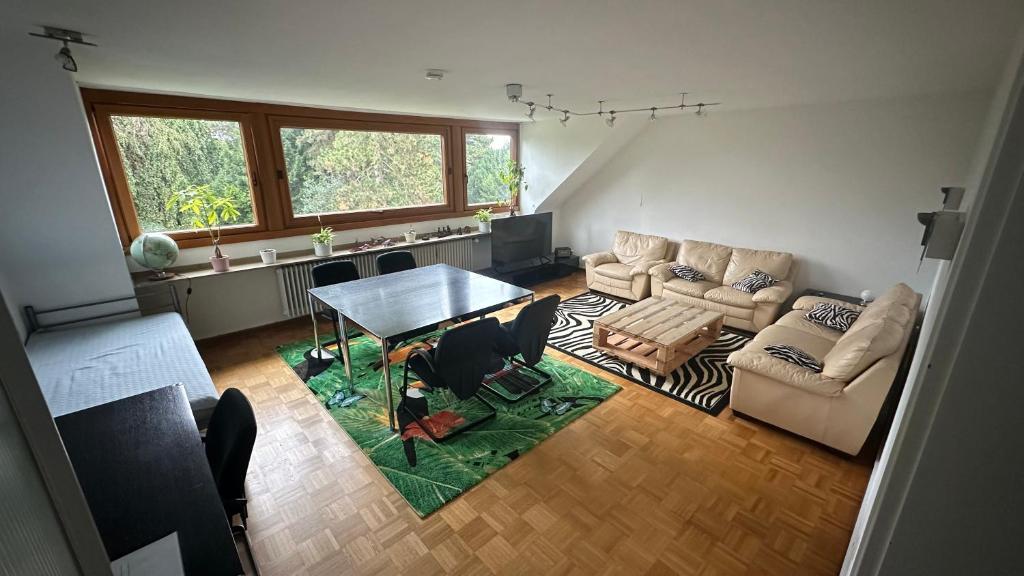デュッセルドルフにあるFairpartement Düsseldorfのテーブルとソファのあるリビングルーム