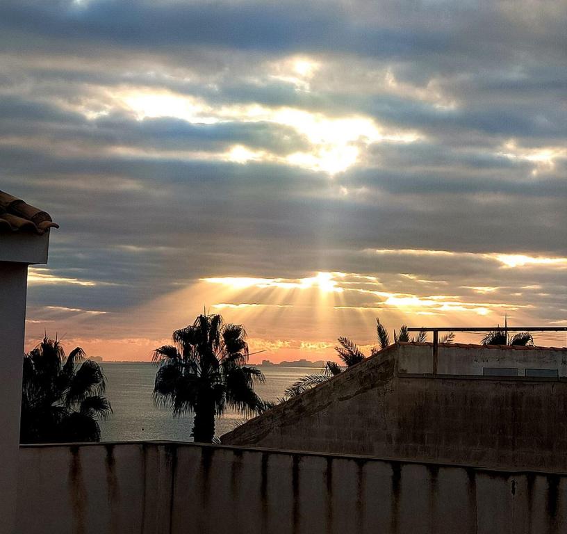 ロス・アルカサレスにあるModern Art apartment by the sea Playa del Espejoの太陽の日没
