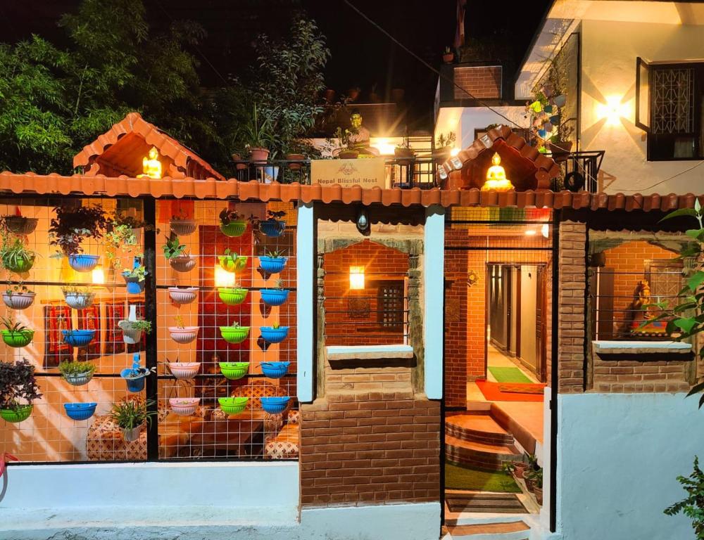 Un edificio con una valla con plantas. en Nepal Blissful Nest And Family Home, en Katmandú