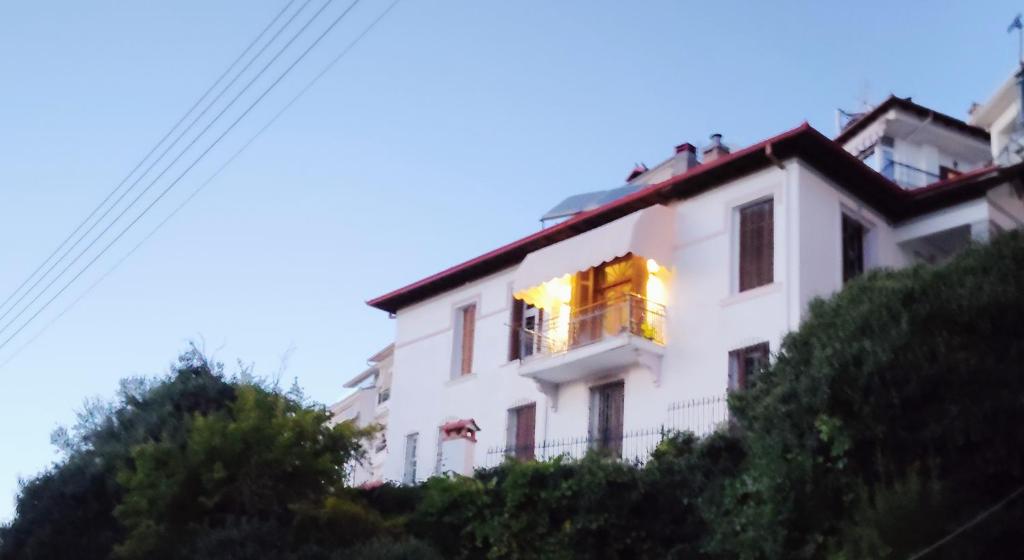 a white building with its lights on at Κομψό & πολυτελές νεοκλασικό στο κέντρο της πόλης in Kastoria