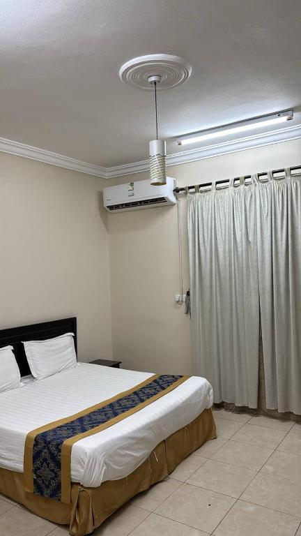 Taymāʼにあるشقق أضواء الشمال للشقق المخدومةの大きなベッドと窓のある寝室