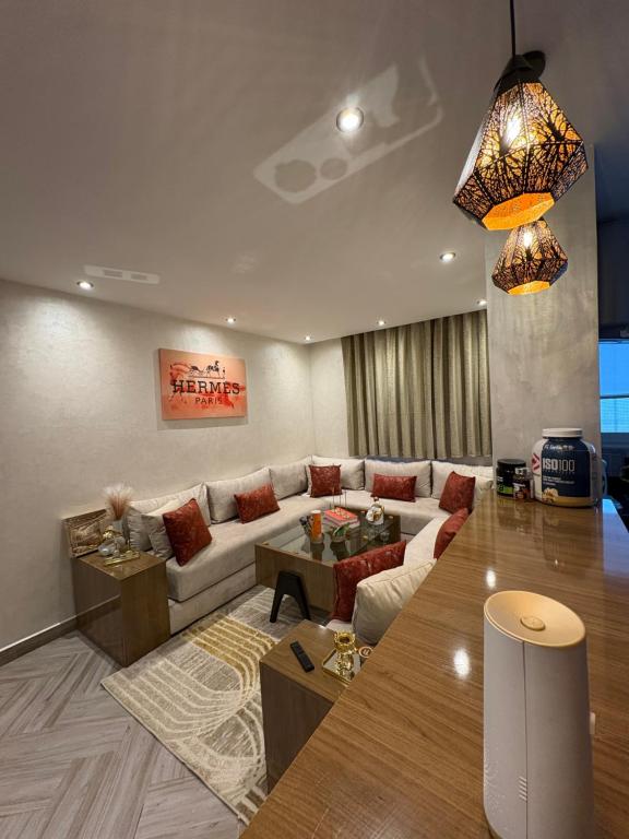 ein Wohnzimmer mit Sofa und Tisch in der Unterkunft Bel appartement a fadaat mohit dar bouazza in Casablanca