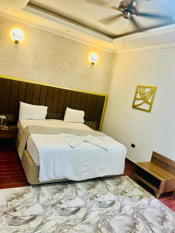 Un dormitorio con una cama grande y un ventilador de techo. en Hagarlawe International Hotel 2, en Jijiga