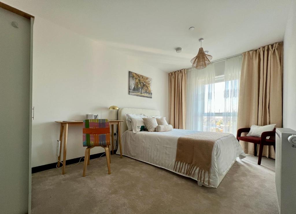 un dormitorio con una cama y una ventana en Luxury Double Bed En-Suite in London, en Barking
