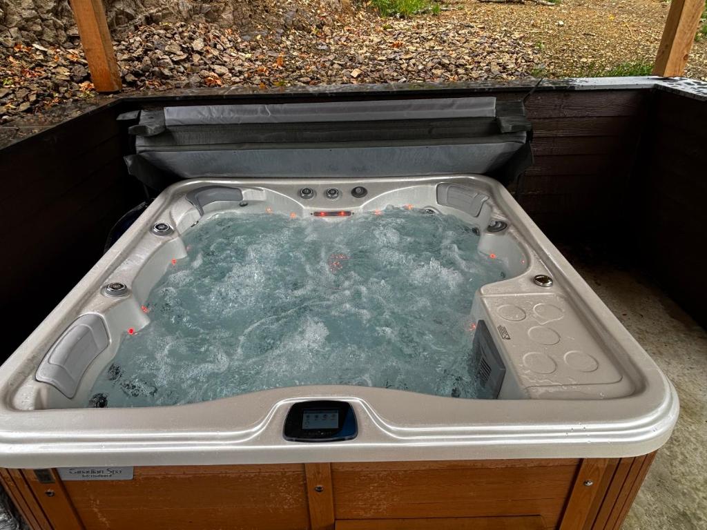 un jacuzzi con agua. en Gites Douillets Chalet du Vicomte, en Houyet