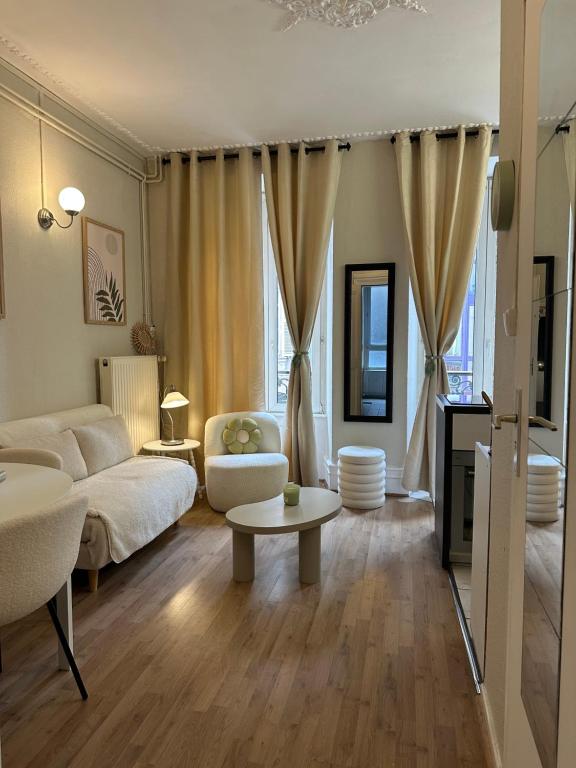 un salon avec un canapé et une table dans l'établissement Appart Centre-ville, Cathédrale, Petite France, à Strasbourg