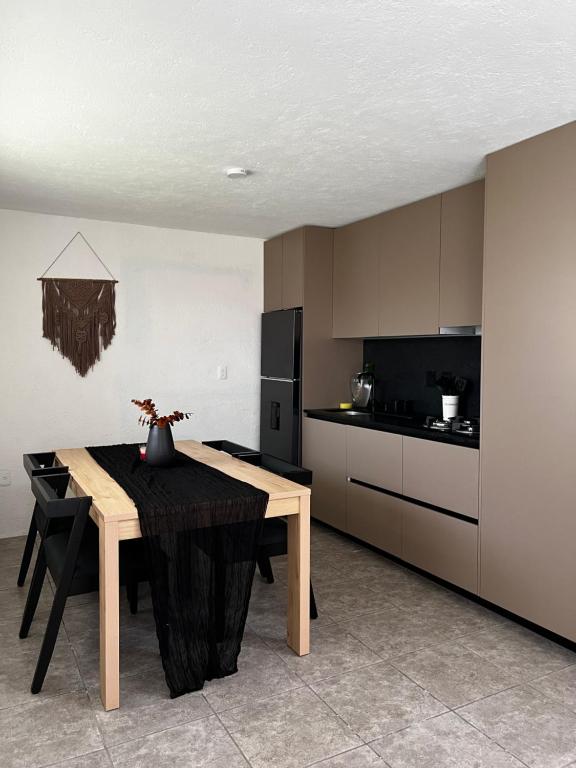 una cucina con un tavolo di legno e una sala da pranzo di Casa Yeca a Yecapixtla