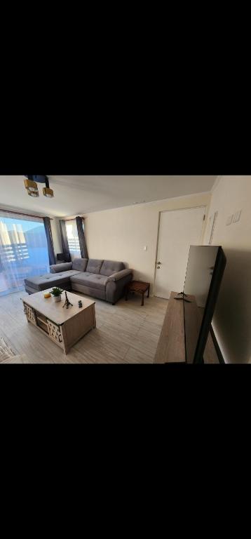 een woonkamer met een bank en een salontafel bij Casa nueva amoblada in Ovalle