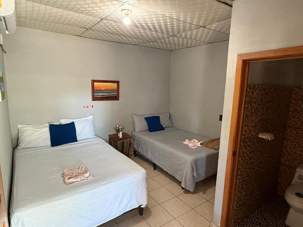 Ένα ή περισσότερα κρεβάτια σε δωμάτιο στο Hostal Los Tarros Metalio
