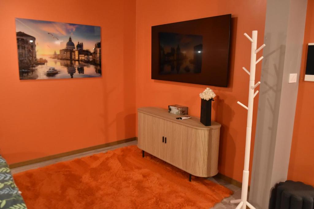 Un televizor și/sau centru de divertisment la Vinetas Apartments Nr4 Sunset