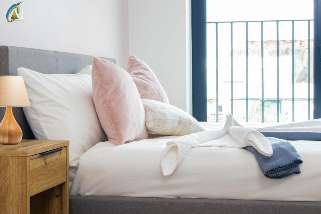 リバプールにあるOriel Nubian wallsのピンクと白の枕が付いたベッド