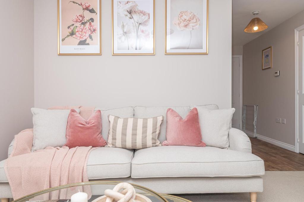 Χώρος καθιστικού στο Stylish 5-Bed Townhouse In Wakefield
