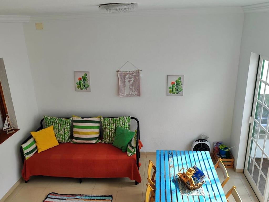una sala de estar con un sofá y una mesa en Riegos de Lino, en Barlovento