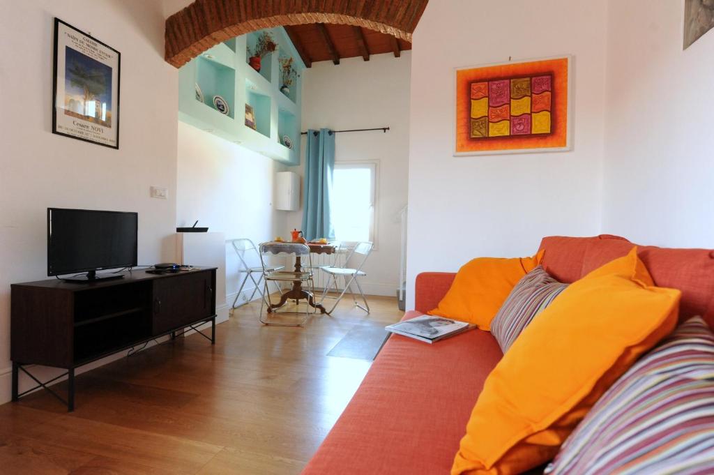 フィレンツェにあるAcacia Firenze - Ciclaminoのリビングルーム(赤いソファ、テレビ付)