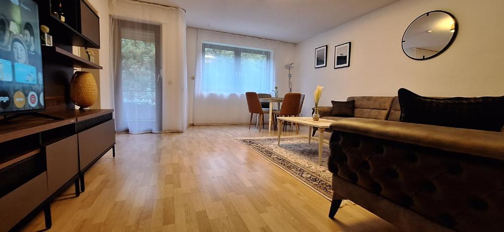 TV a/nebo společenská místnost v ubytování fully furnished apartment in Herogenrath