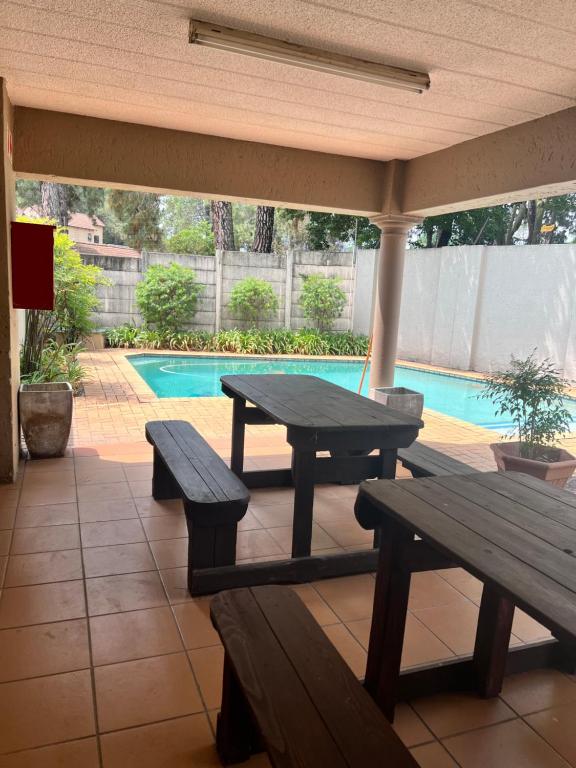 Πισίνα στο ή κοντά στο Serene, Bryanston and free pizza