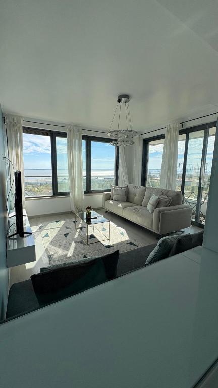 Riverside Luxe 1BR Retreat in Expo