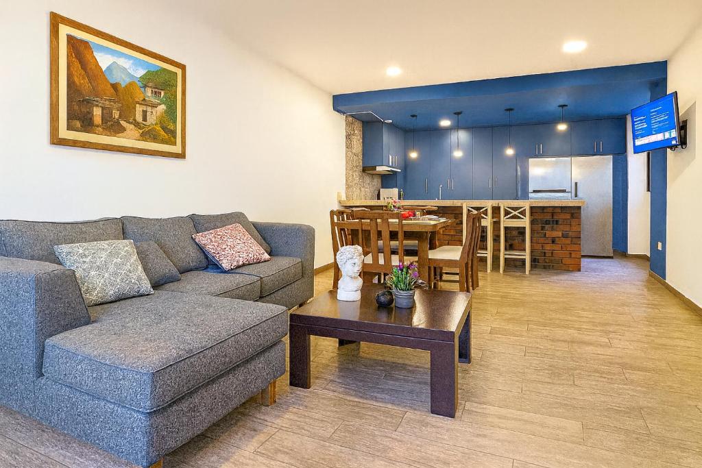 Η κουζίνα ή μικρή κουζίνα στο Casa estilo americano cerca del Shopping Mariscal con 2 garajes y WiFi