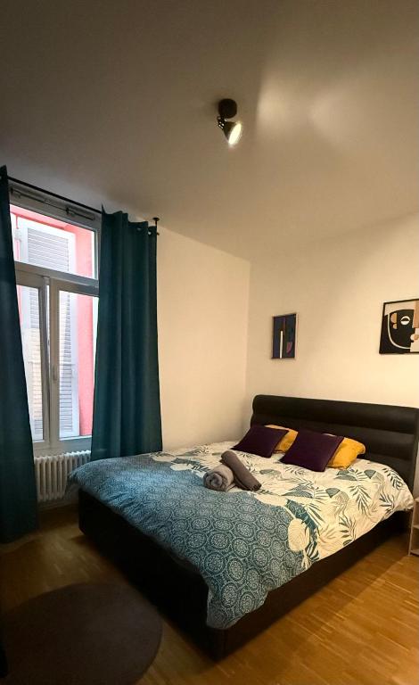 a bedroom with a bed with green curtains and a window at Best Stay Montreux in Montreux