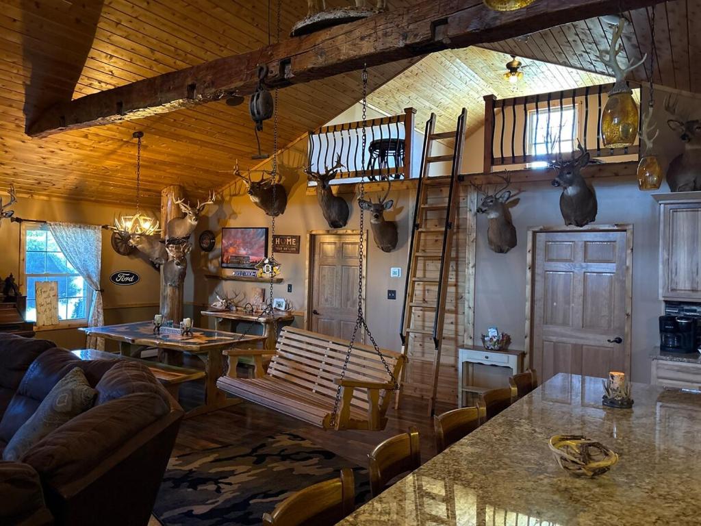 Una sala de estar con un sofá y un techo de madera. en Mountain Lodge Ask about our land !, en Frankfort