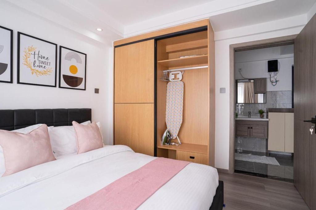 een slaapkamer met een groot bed en een badkamer bij Gatundu Heights in Nairobi