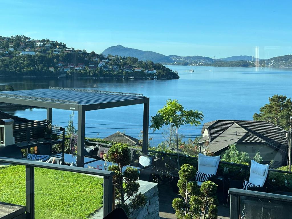 a view of a body of water from a balcony at Villa med 4 soverom, sjøutsikt og hage ved lokal badestrand in Bergen