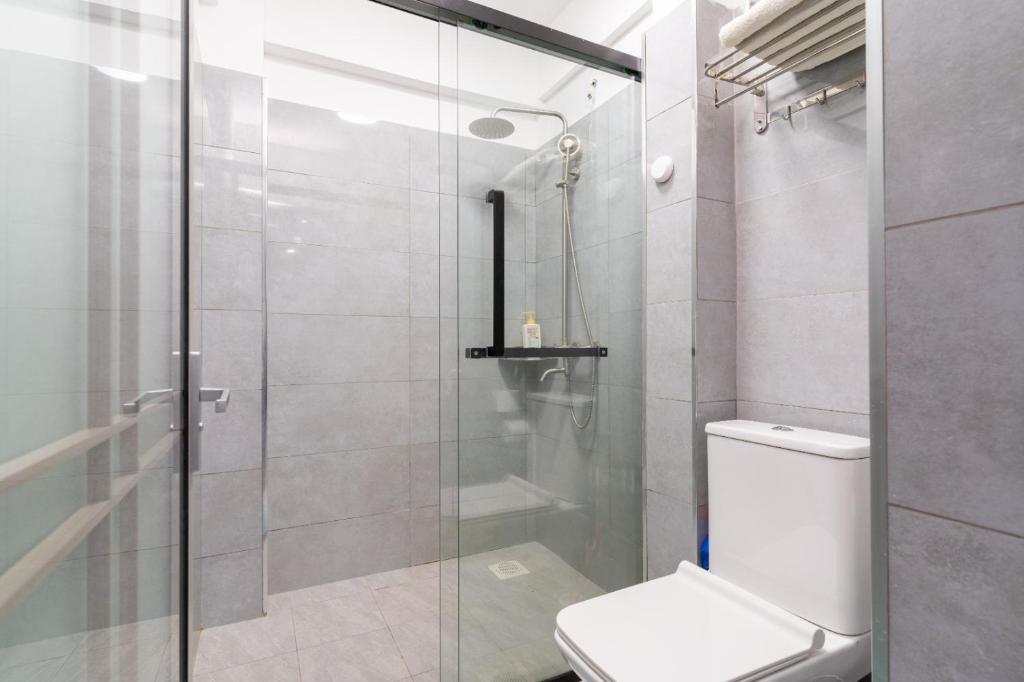 een badkamer met toilet en glazen douche bij Gatundu Heights in Nairobi