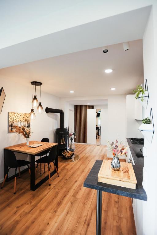 ein Wohnzimmer mit einem Tisch und ein Esszimmer in der Unterkunft Apartment Morgentau, mit Aussicht in Wieda & großzügigen Garten in Walkenried