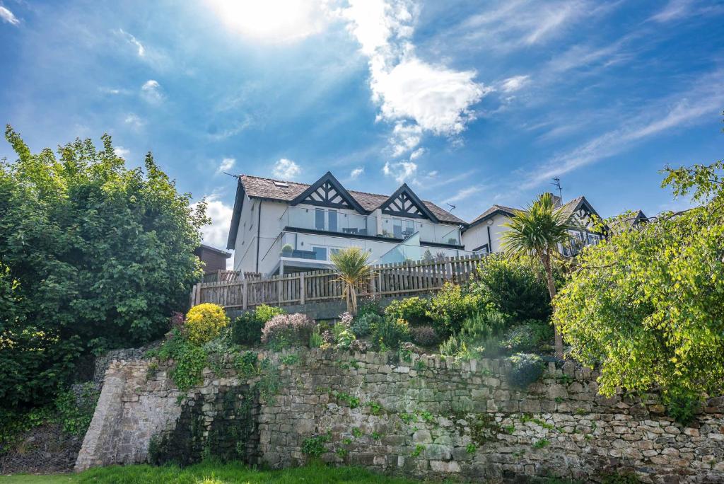 una casa en una colina con una pared de piedra en Angorfa, en Y Felinheli