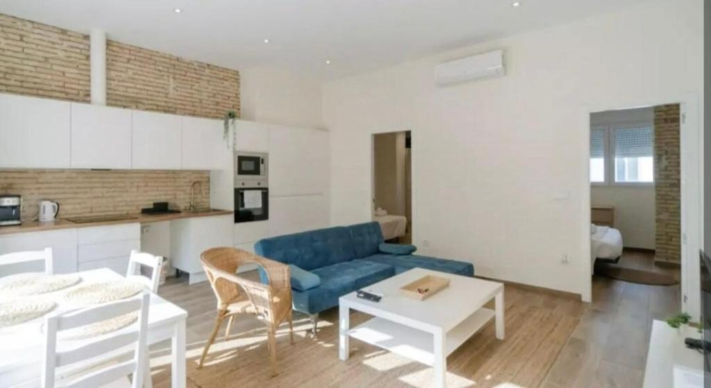 een woonkamer met een blauwe bank en een tafel bij Life in the Center of Valencia - Fast Wiffi in Valencia