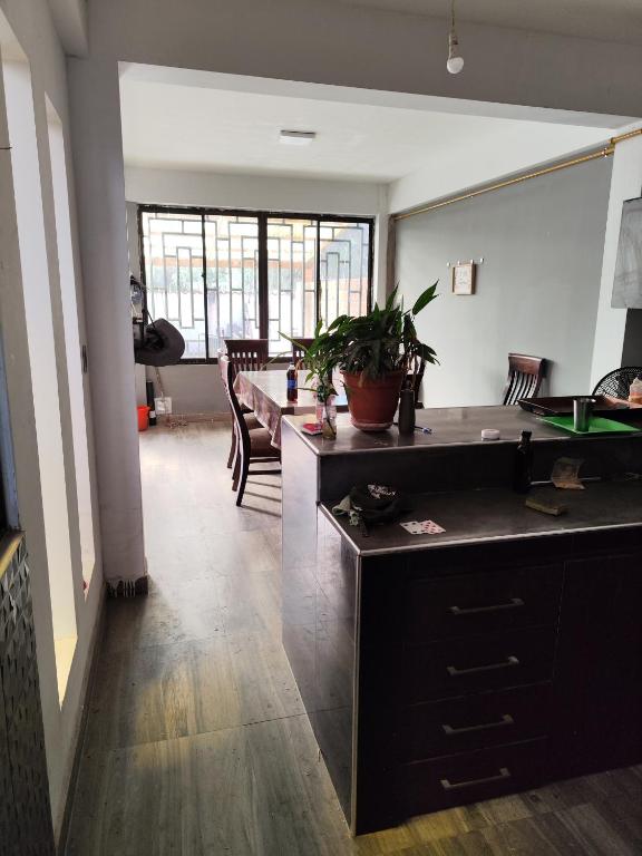 a living room with a table and a mirror at Casa tranquila en contacto con la naturaleza in Sucre