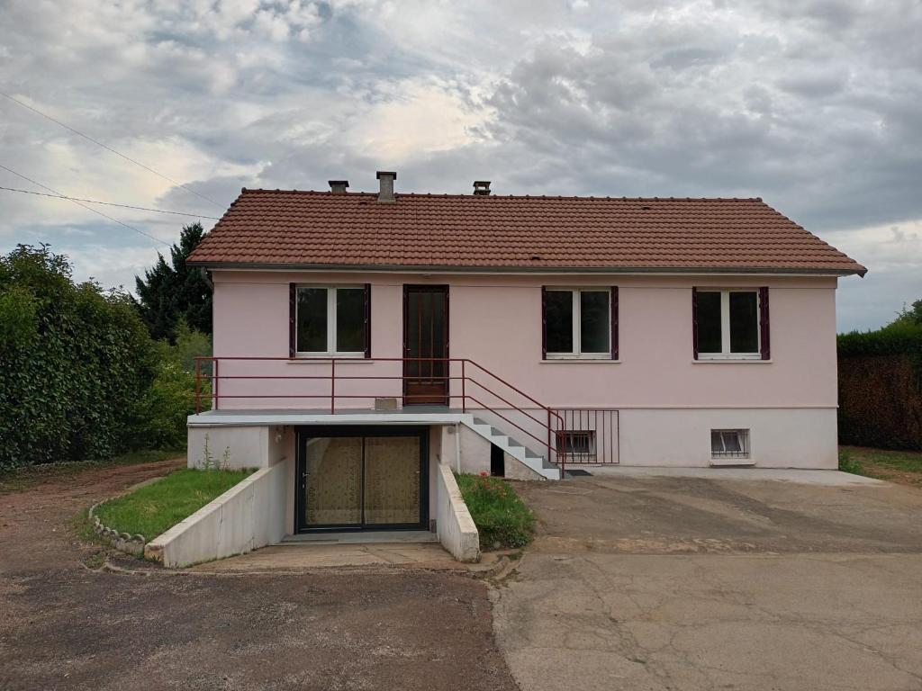 Châtillon-sur-LoireにあるMaison Châtillon sur Loire - Peace and quietのピンクの家(バルコニー、私道付)