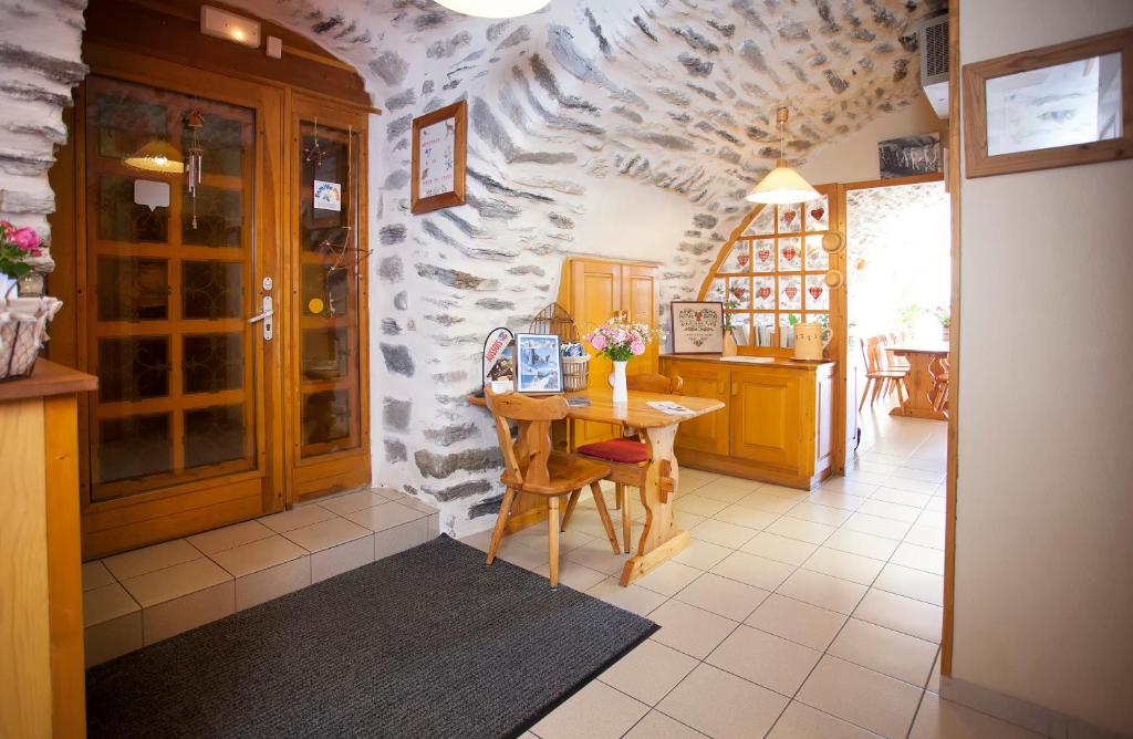 Posezení v ubytování La Roche du Croue