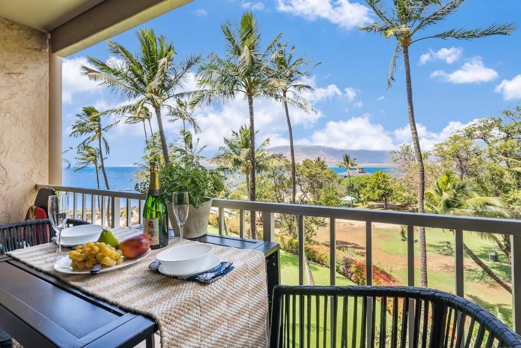 キヘイにあるMenehune Shores 403 · MHS 403 Remodeled BeachFront 2BD Getawayの海の景色を望むバルコニー(テーブル付)