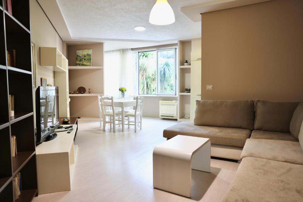 a living room with a couch and a table at Casa Miel en el Botánico in Tirana