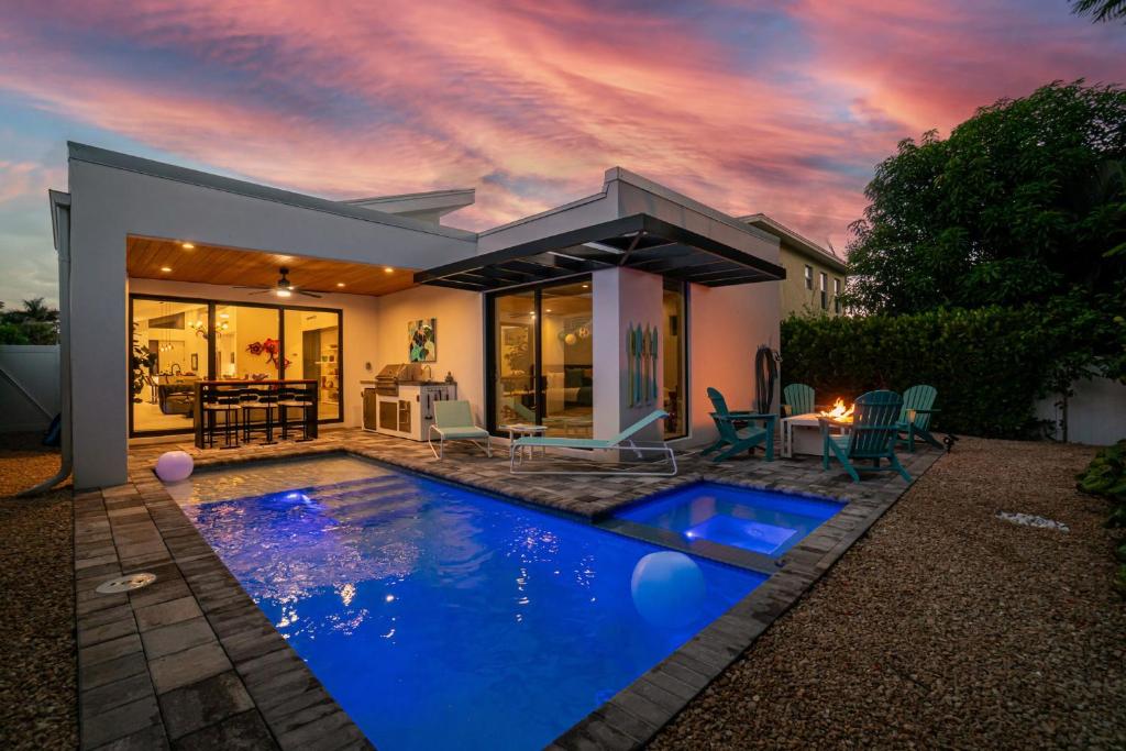 ネープルズにあるPerfect Pool Paradiseの家の前のプール