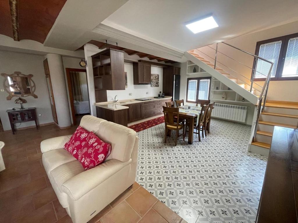 Una sala de estar con un sofá y un comedor. en El Fontanar de Peñarrubia, en Peñarrubia